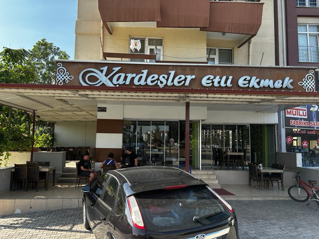 Kardeşler Etli Ekmek Salonu Logo