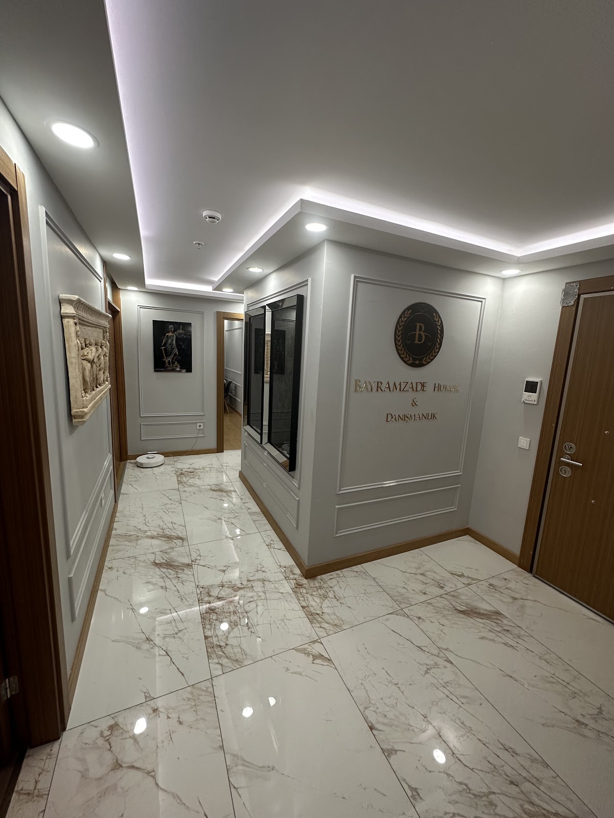 Bayramzade Hukuk Bürosu ve Danışmanlık Logo