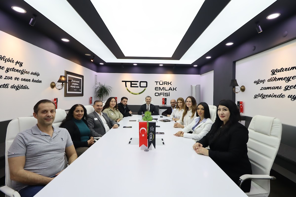 TÜRK EMLAK OFİSİ Real Estate Immobilien Агентство недвижимости د مكتب عقاريفتر املاک Logo