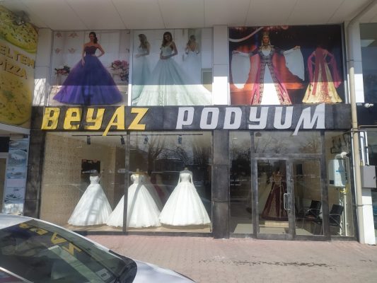 beyaz podyum gelinlik