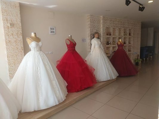 beyaz podyum gelinlik